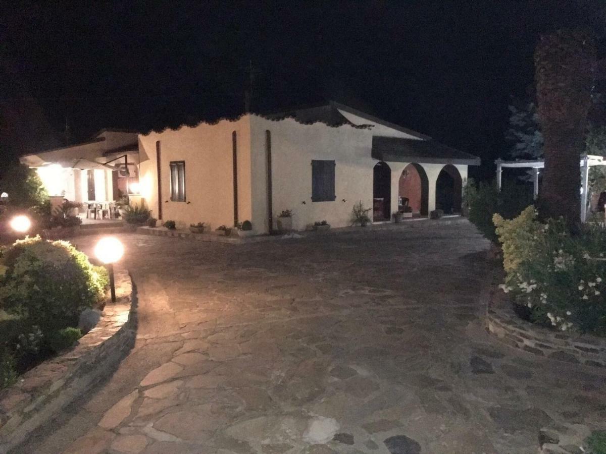 הוילה Canaglia Casa Vacanze La Guzzetta Ranch מראה חיצוני תמונה